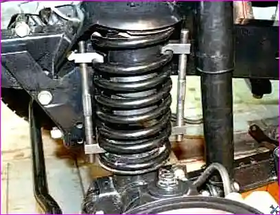 Подготовка автомобиля: поддомкрачивание передней части и снятие колеса