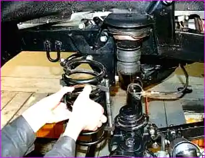 Установка стяжек на пружину передней подвески