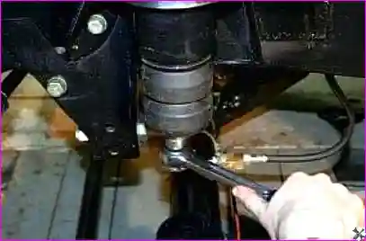 Снятая пружина передней подвески со стяжками