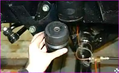 Откручивание болта крепления буфера сжатия к кронштейну рамы