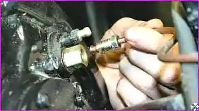 Отворачивание гайки трубки