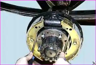 Вывертывание болтов