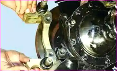 Выкручивание болта крепления суппорта УАЗ Патриот