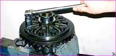 Спрессовка подшипников с цапфы коробки дифференциала