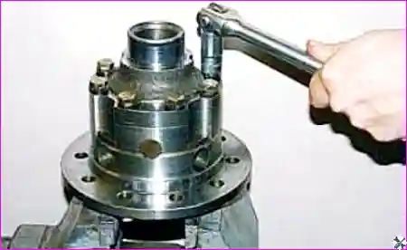 Отворачивание болтов крепления ведомой шестерни к дифференциалу