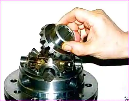 Отворачивание болтов чашек коробки дифференциала