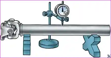 Измерение радиального биения карданного вала индикатором часового типа