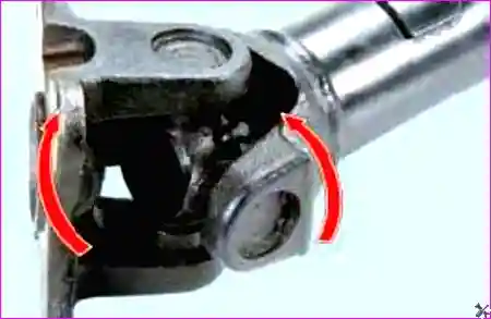 Проверка люфта карданного шарнира покачиванием вилки фланца