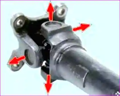 Проверка осевого люфта в игольчатых подшипниках карданного шарнира