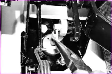 Подготовка к снятию Подготовка к снятию педали сцепления: доступ к педальному узлу