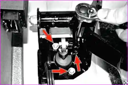 Извлечение шплинта Извлечение шплинта из отверстия пальца педали