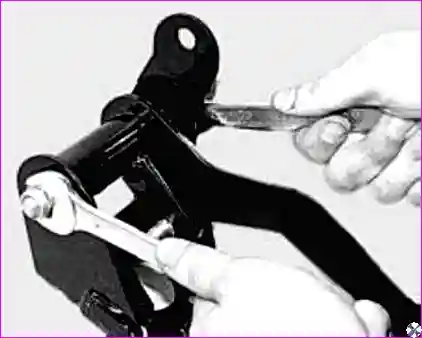 Возвратная пружина Извлечение возвратной пружины педали сцепления