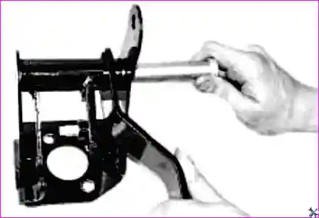 Отворачивание гайки оси Отворачивание гайки оси педали с удержанием вторым ключом