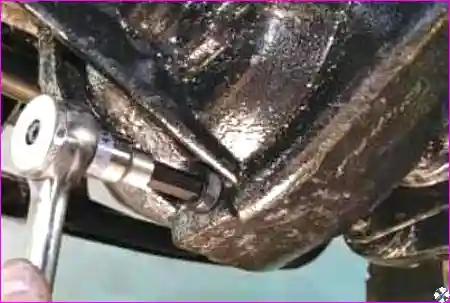 Подготовка автомобиля к снятию главной передачи: подъем передней части и снятие колес