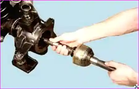 Выворачивание пробки для слива масла из переднего моста