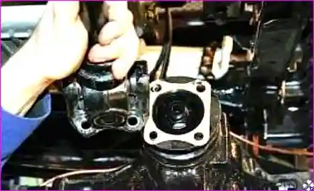 Отсоединение левого наконечника рулевой тяги от сошки рулевого механизма