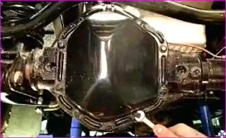 Отворачивание гаек крепления карданного вала к фланцу редуктора переднего моста