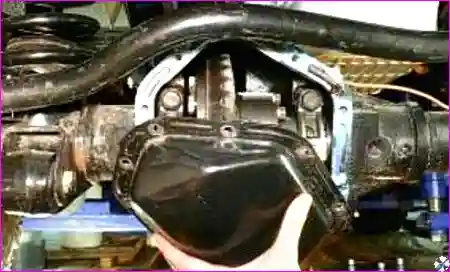 Выворачивание болтов крепления крышки картера главной передачи