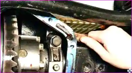 Снятая крышка редуктора переднего моста