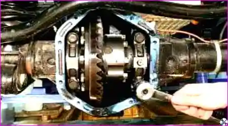 Фланец вала привода переднего моста после снятия гайки