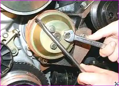 Фиксация шкива Фиксация шкива от проворачивания для выворачивания болтов