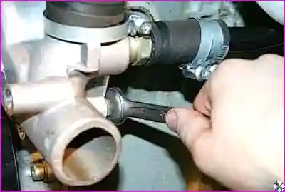 Выворачивание передних болтов крепления водяного насоса