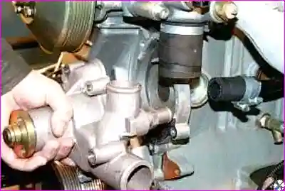 Выворачивание заднего болта крепления водяного насоса