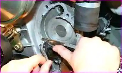 Снятие водяного насоса с двигателя