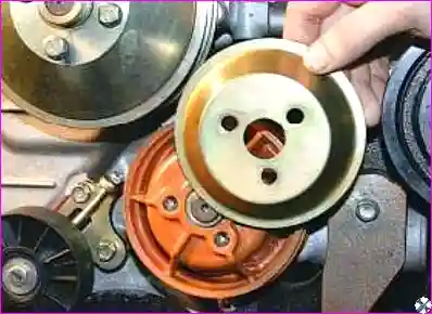 Выворачивание болтов крепления шкива водяного насоса