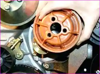 Снятие шкива Снятие шкива водяного насоса