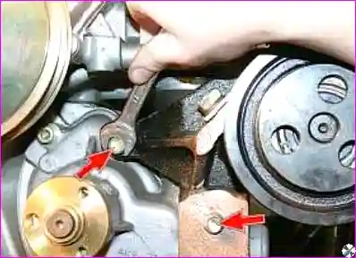 Снятие отражателя и шкива водяного насоса