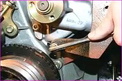 Нижний болт Откручивание нижнего болта насоса гидроусилителя