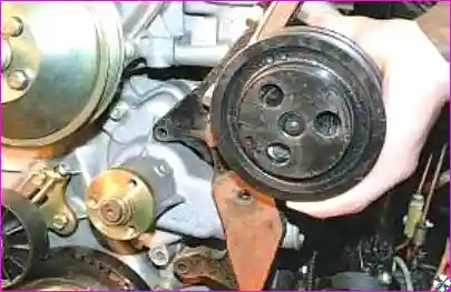 Выворачивание болтов крепления кронштейна насоса ГУР