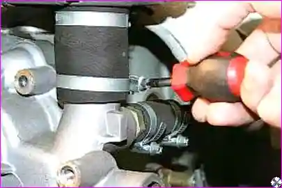 Снятие кронштейна в сборе с насосом ГУР