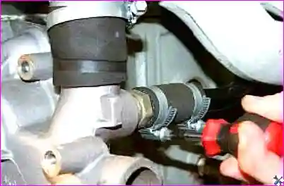 Ослабление хомутов шланга термостата