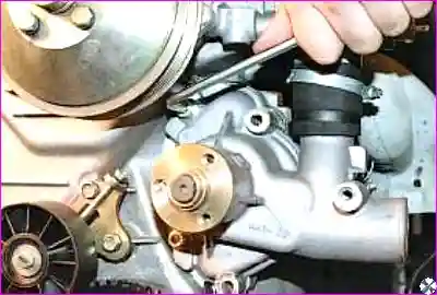 Ослабление хомута трубки забора охлаждающей жидкости