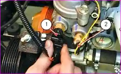 Отсоединение проводов от датчиков на корпусе термостата