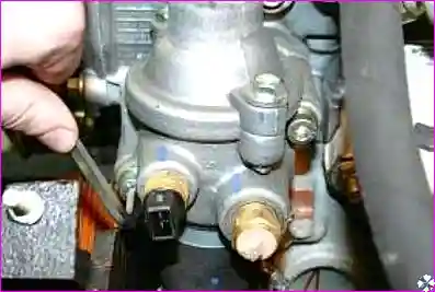 Выворачивание винтов крепления корпуса термостата