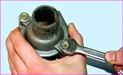 Выворачивание болтов крепления крышки корпуса термостата