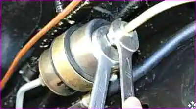 Отсоединение топливных трубок Отворачивание гаек крепления наконечников топливных трубок к фильтру