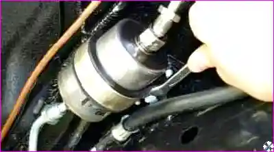Ослабление хомута Ослабление стяжного болта хомута крепления топливного фильтра