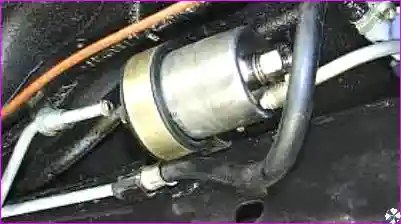 Отсоединение трубок Отсоединение топливных трубок от фильтра после ослабления хомута