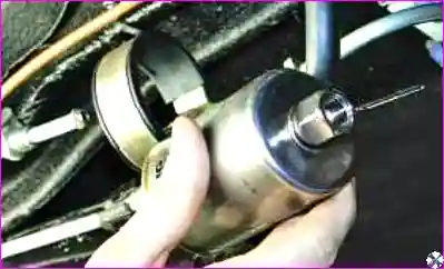 Извлечение фильтра Извлечение топливного фильтра из хомута крепления