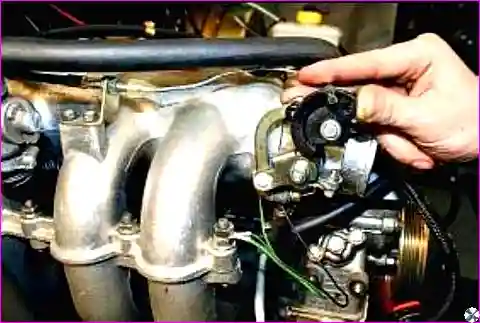 Отсоединение троса от сектора привода дроссельной заслонки