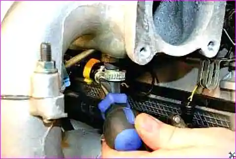 Ослабление хомута воздухоподводящего шланга