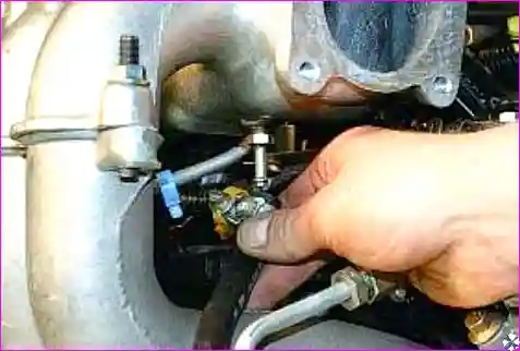 Снятие отводящего шланга адсорбера со штуцера ресивера