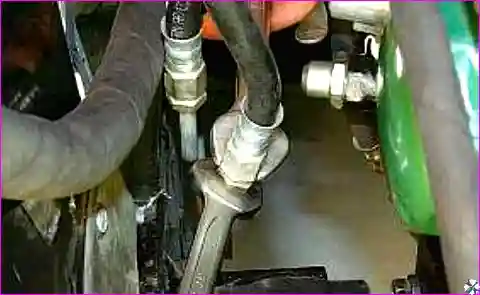 Откручивание и снятие топливной рампы