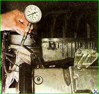 Перевірка тиску масла в двигуні