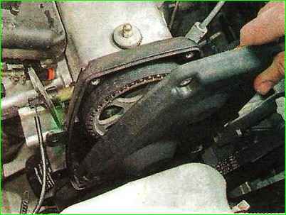 Checking the timing belt with automatic tensioner