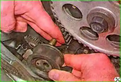 Ersetzen der Steuerantriebsrolle durch Spannrolle